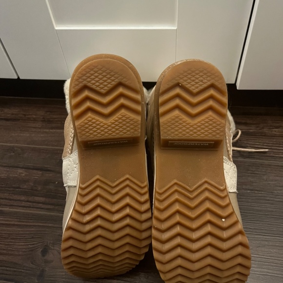 Sorel Winter Boots Like new - Picture 3 of 4